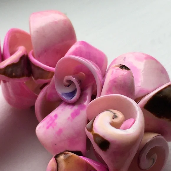Pink Curly Conch Shell Stretch Bracelet - Picture 6 of 10